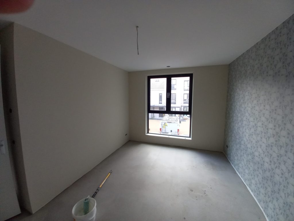 Lege kamer met behangklare wanden en een raam
