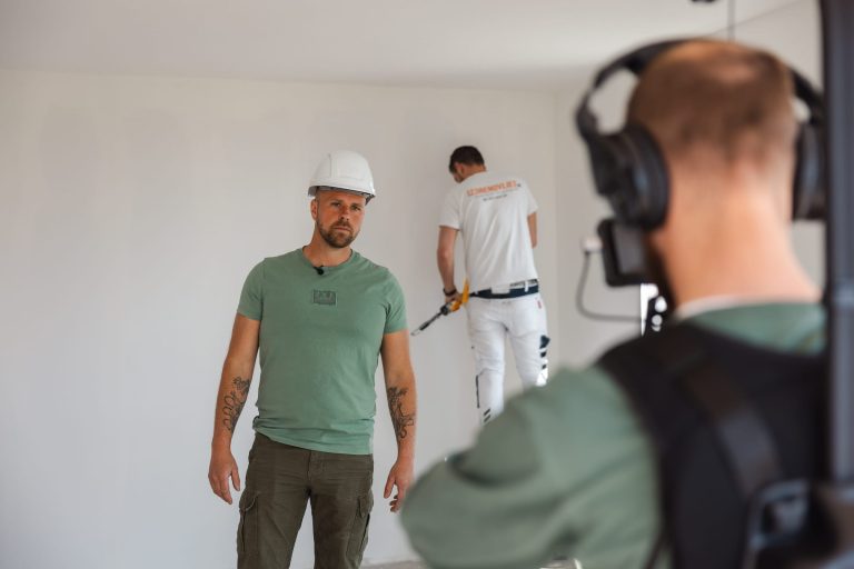 Twee medewerkers van 123Renovlies aan het werk in een woning