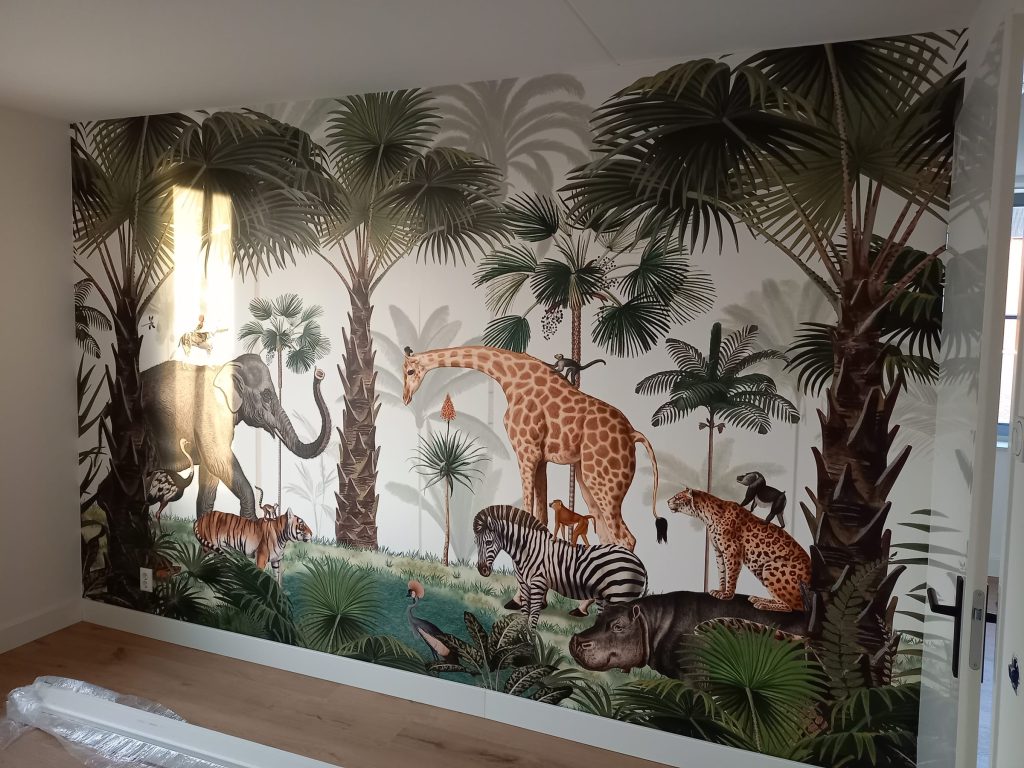 Wand met jungle-sierbehang met olifant, giraf en zebras